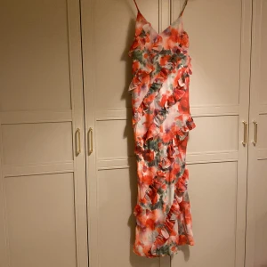 Balklänning  - Säljer min helt nya fina balklänning som jag tyvärr inte kände var min stil. Den har dock en supersnygg passform och färgen är dunder till sommaren😍jag är 162 och den är för lång på mig.