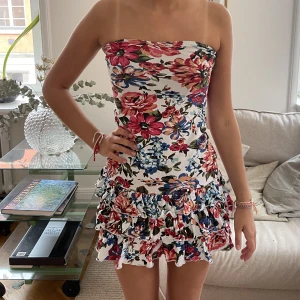 Sommar klänning - Säljer denna super söta blommiga klänning i storlek s💘💘💘