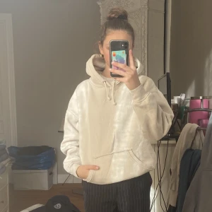 Bikbok hoodie - Skriv om ni har frågor!