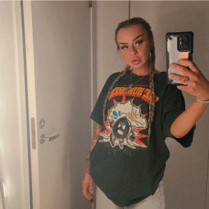 The hundreds t-shirt - Mörkgrön Tshirt från the hundreds, oversize och snygg. Rensar garderoben ✨👼🏼 