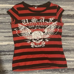 randig t-shirt  - röd/svart randig t-shirt med dödskalle tryck i silver, liten passform. 