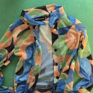Blå Swirl Tryck Mesh Topp - Jättefin mesh topp!  Endast Testad, skickas tvättad!