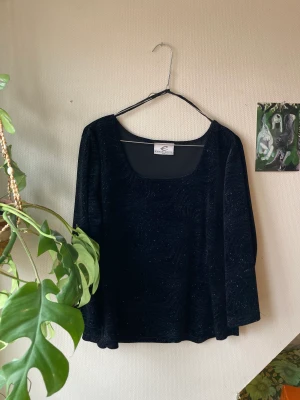 Glittrig topp - Glittrig topp, köpt på secondhand!