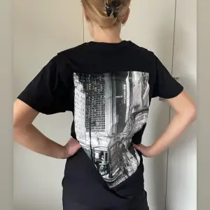 Säljer denna t-shirt som tidigare skapats för ett UF-företag. Det är ett tryck på New York på ryggen och svart framsida. Finns i storlek S-L⭐️