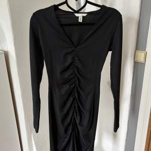 Säljer an super fin svart klänning med dragning från brösten till slutet. Använd endast en gång. Säljer på grund av att den tyvär blivit för liten 