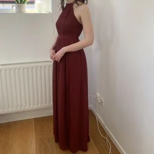 Balklänning - Den perfekta balklänningen! Den har en hög men diskret slits vid ena benet som inte syns på bilderna. Lagom lång på mig som är 177 cm lång och inte använder klackar, men passar även för dig som är kortare men har klackar. Använd en gång✨