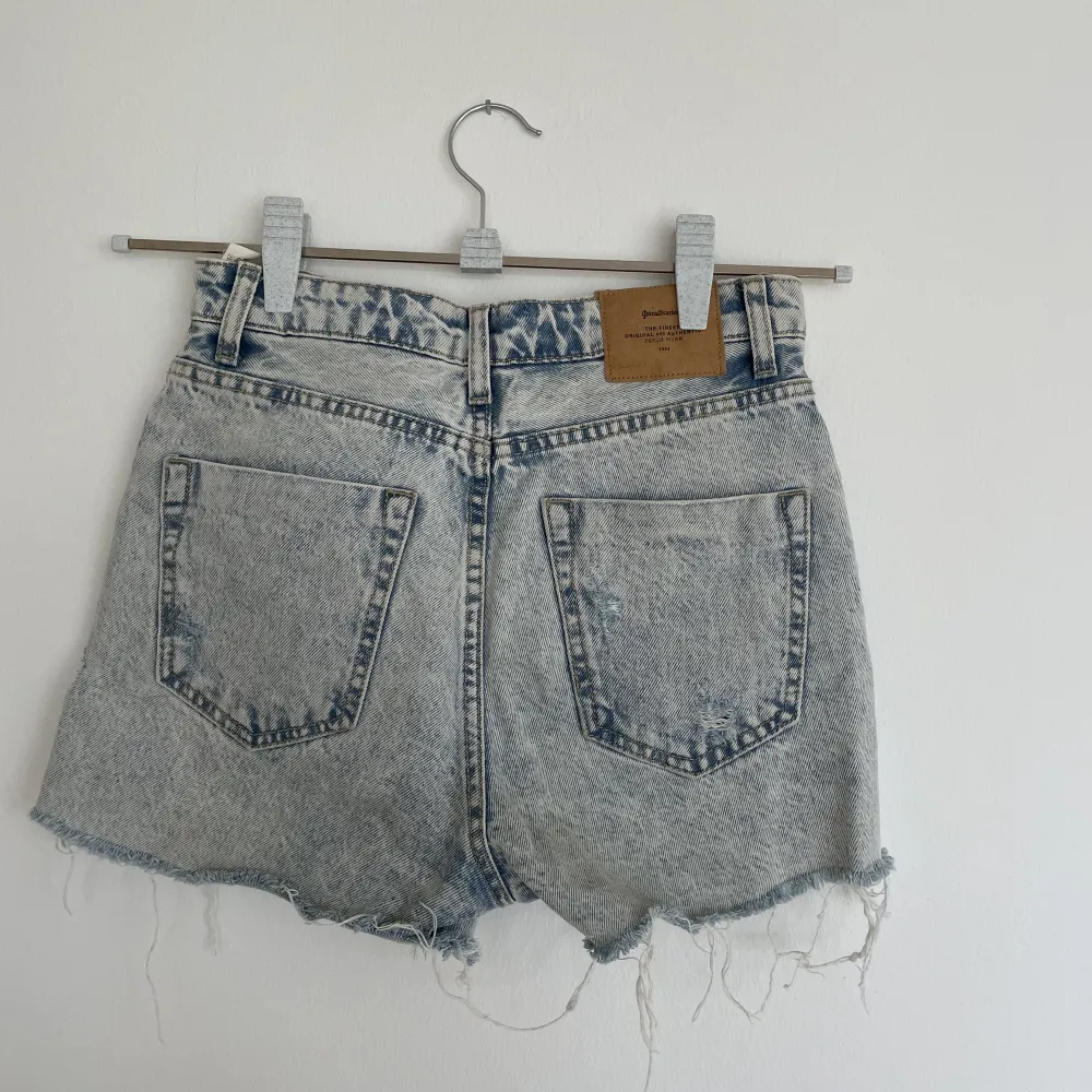 Vintage blåa slitna shorts från stradivarius, skriv för fler bilder💗💗. Shorts.