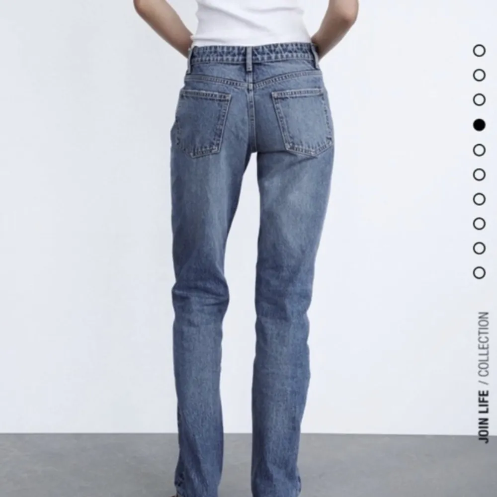 De populära mid-rise straight jeans från zara i storlek 36, inte använda mer än 2 gånger och ser som nya ut. Betalning sker helst genom swish . Jeans & Byxor.