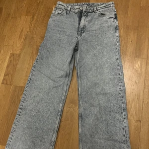 Jeans  - Oanvända raka jeans i ljusblå från monki i stl.27