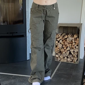 Khaki/militärgröna cargopants  - Midjemått 40 cm rakt över och innerbenslängd 82 cm 💕 De är i använt skick, fortfarande snygga men med vissa defekter, tex en lite ljusare fläck nere på ena benet samt lite slitning längst ner, se sista bilden 💕 Kan gå ner i pris vid snabb affär! ❣️