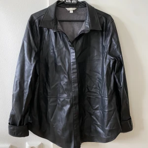 Tunn Jacka i Skinnimiation  - Säljer mina fina jacka från HM då den inte kommer till användning längre💕 Den är lite tunn så blir en perfekt vårjacka😊Är i strl L men sitter perfekt oversize på mig som är en S