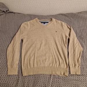 Tommy Hilfiger stickad tröja - Säljer min i princip oanvända Tommy Hilfiger tröja i storlek S. Väldigt gott skick!
