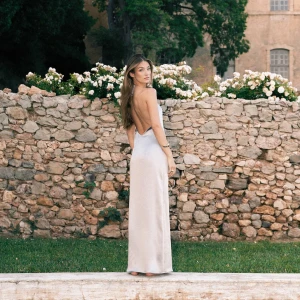 Balklänning - Säljer denna fina balklänning!💕 Långklänning i silver, slutsåld i de flesta storlekar. Aldrig använd, endast testad☺️ Skriv privat för egna bilder