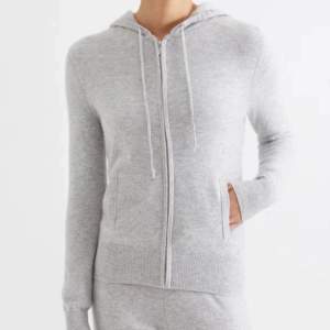 En zip hoodie från softgoat i färgen ljusgrå😍 vill få såld snabbt därför säljer jag billigt! Fint skick