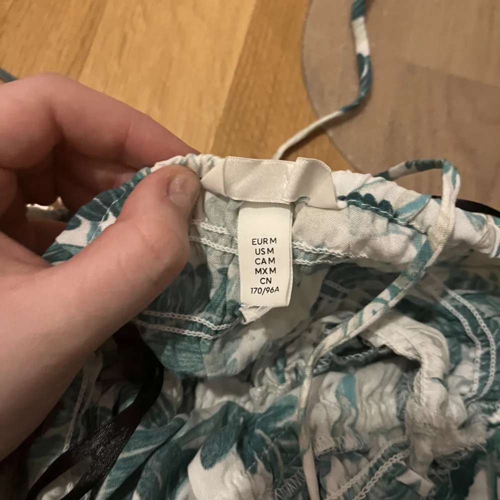 Jätte fin och somrig byxdress från hm. Har används 2-3 gånger men ser som ny ut. . Mekot.