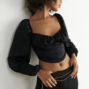 Svart blus - Säljer denna fina blusen i storlek s. Köpt för 499, men säljer för 200 kr. Skulle säga att den passar någon mellan storlekarna xs-m. Köpt i höstas och är numera slutsåld på hemsidan. Endast använd en gång, därav är den i ett väldigt bra skick💗💓