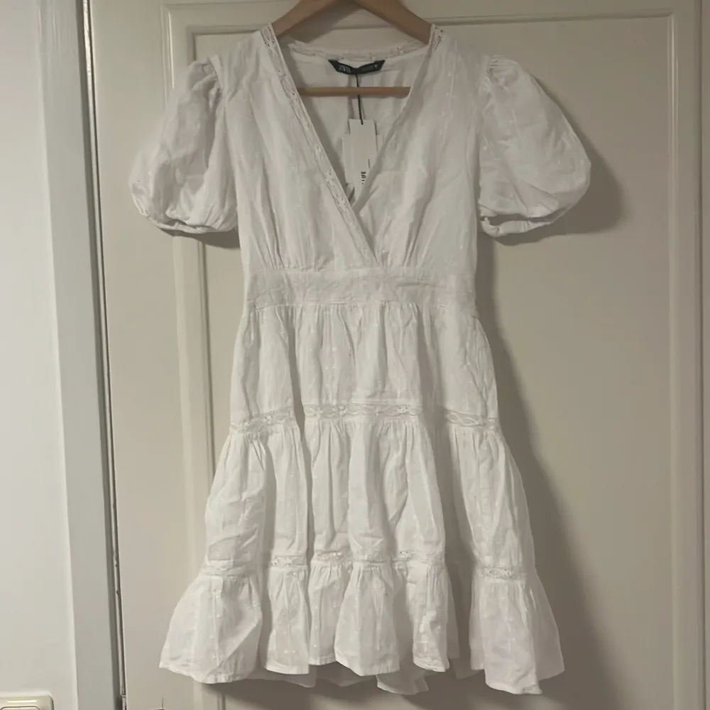 En vit klänning från Zara, helt oanvänd med prislappen kvar. Nypris 399kr. Säljer då den är lite liten för mig så den har inte kommit till användning. Klänningen finns inte kvar på Zaras hemsida.. Klänningar.