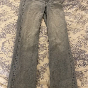 Utsvängda jeans - Jag säljer mina super fina mellan utsvängda zara jeans! De är i super bra skick då jag köpte dem lite försmå o då snabbt växte ur dem. Jag säljer eftersom att jag inte längre kan knäppa översta knappen och för att jag inte tycker att de ser bra ut på mig❤️