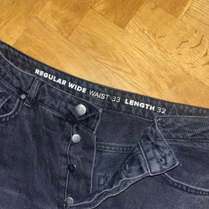 Bikbok - Regular Wide - Näst intill oanvända svarta bikbok jeans, i storlek W33L32. 