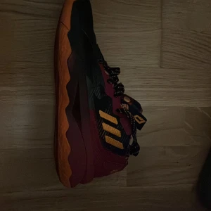 Dame 8J - Basket skor, bra skick. Pris kan diskuteras 