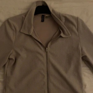 Tröja med dragkedja  - Hej, jag säljer den här tröjan som är med dragkedja❤️jag köpte den i onödan och den blev inte till så mycket användning, knappt använd.  Hör av er om mer information.