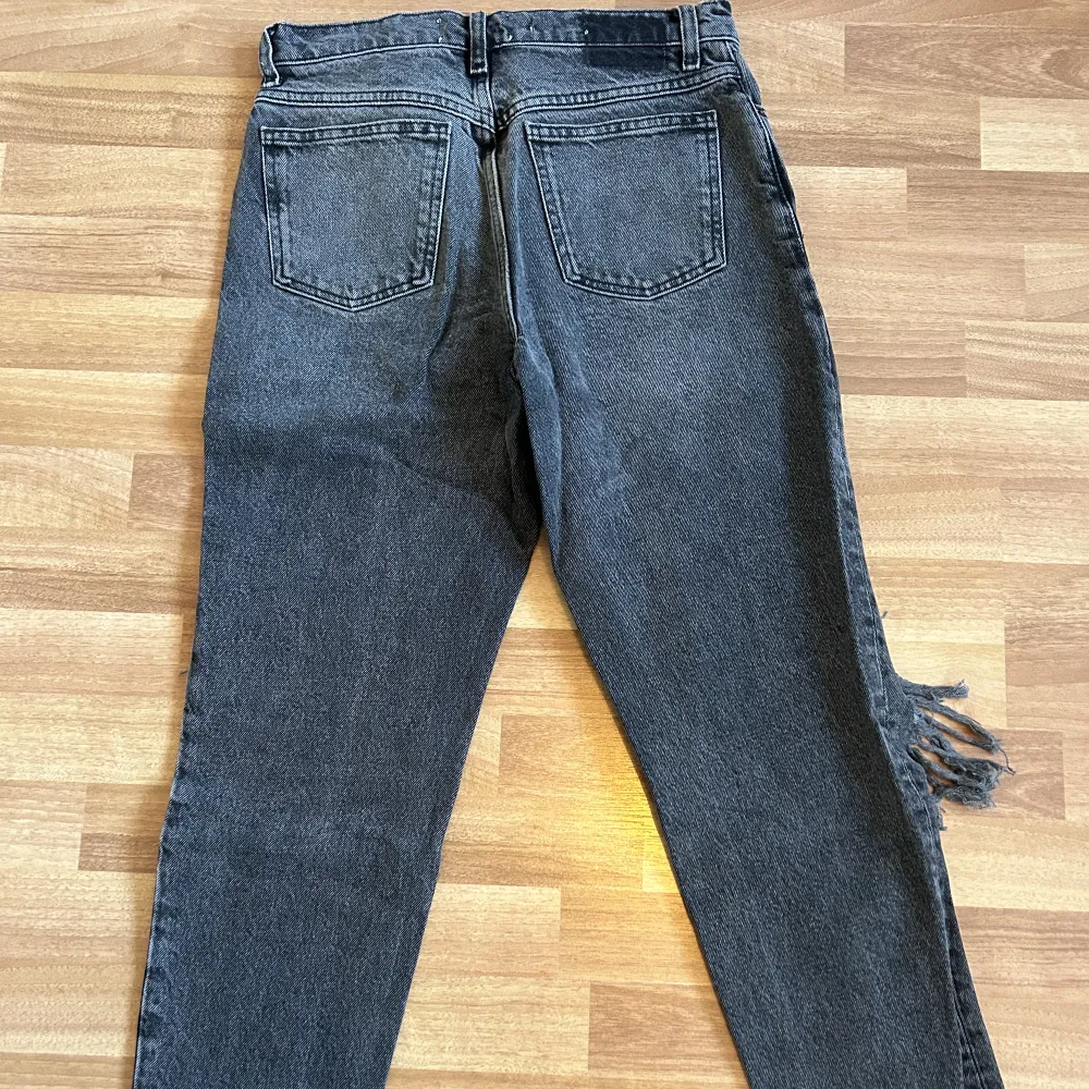 Mom jeans från Mango! Mycket fina jeans som knappt är använda! Svarta/gråa. 💕. Jeans & Byxor.