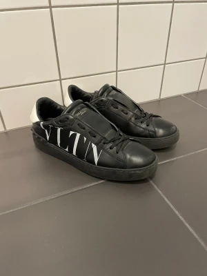 Valentino Open Sneaker Skor - Valentino Open Sneaker Svart. Storlek: 40 Skick: 7.5/10 Retail: 8000kr Mitt pris: 2689kr Skriv vid frågor eller funderingar🤗