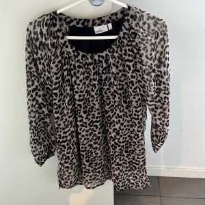 Tunika  - Mellan lång tunika till låren typ 