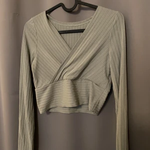 Snygg grön top  - Jätteskön grön top med detaljer 