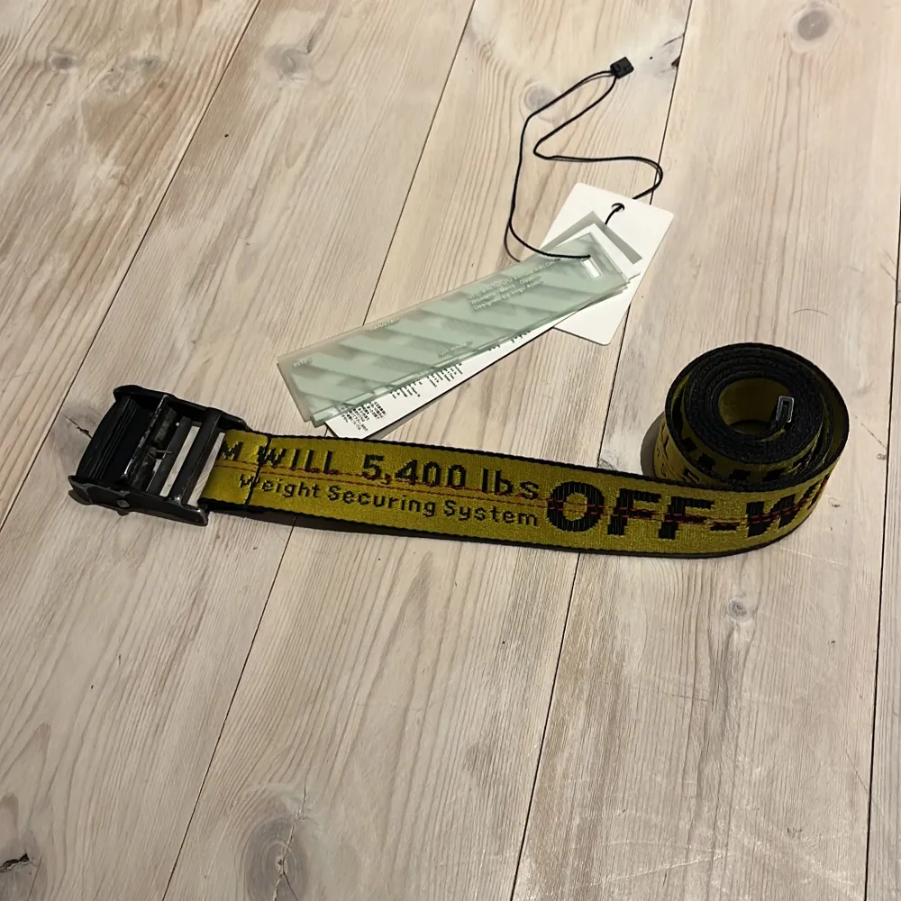 Jag säljer mitt Off White Industrial belt.  Bältet är väl använt men fungerar fortfarande bra som det ska. Det är lite fördärvat på ena änden men inget man tänker på när man använder det.  Det är 112cm långt  Köpt ifrån Farfetch. Farfetch tag ingår.. Accessoarer.