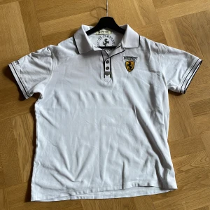 Vit Ferrari Piké - Tjenare, min helt vita piké ska nu säljas. Trots den vita färgen finns det inte en enda fläck eller märke på den. Anledningen är för att den är för stor för mig. 
