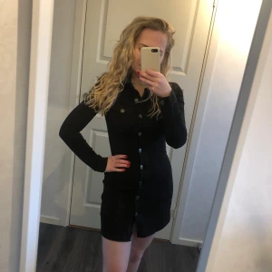 Jeansklännig  - Så fin jeansklänning som tyvärr blivit för liten för mig. Väldigt skönt och stretchig att ha på sig. Som ny, passar storlek 32-34 🤗 Så fin inför våren och sommaren 😍🌷