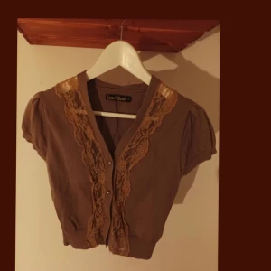 Cute top - Pärlknappar, spets, brun topp