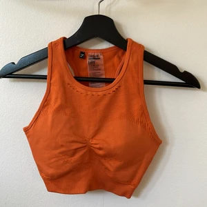 Gymshark sport bh - Gymshark topp/ sport bh som ej blivit använd då den är för liten för mig. Jättefin orange färg🧡 ryggen är även så fin!