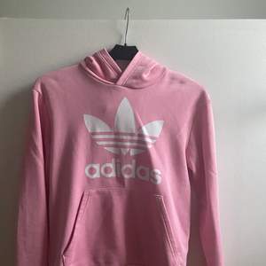 Fin rosa Adidas hoodie! Säljs för att den blivit för liten. Eventuell frakt efter överenskommelse💞