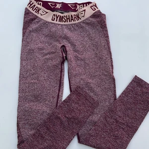 Gymshark flex low rise - Så fina gymshark tights som tyvärr ej kommit till användning. Formar rumpan så fint (har i andra färger). Super stretchiga!💕 De är mid/low waist 
