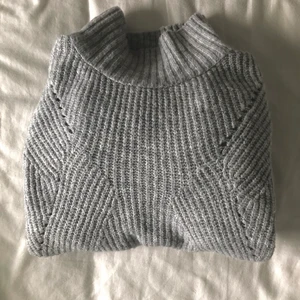 Stickad grå tröja - Mysig stickad tröja från ginatricot i storlek XS. Jag skulle däremot säga att den passar allt från XS-M beroende på önskad passform. Knappt använd. För fler bilder skicka i pm!