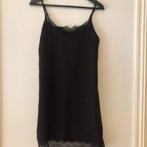 Kort svart enkel klänning med lite detaljer både upp och nertill. Köparen står för frakten 