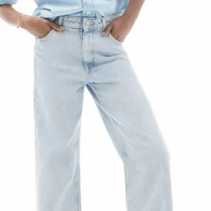 JEANS ZW THE 90’S WIDE LENGTH - Säljer mina helt nya jeans från Zara som är slutsålda! Stl 36 och bra längd på mig som är 170! Aldrig använda. 100 kr + frakt, eller hämtas i Linköping. 