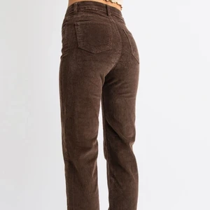 Bruna manchesterbyxor  - Bruna raka manchesterbyxor från Madlady! Använda en gång, nypris 549kr.