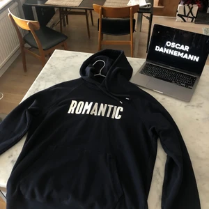 Wood Wood (Romantic) Hoodie (L) - Wood Wood Romantic Hoodie (Size L) Knappt använd Cond 10/10, 