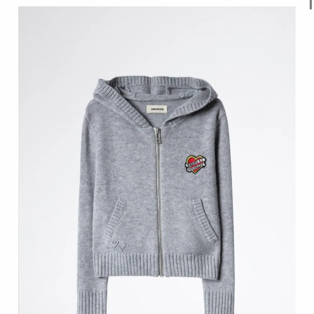 Säljer denna gråa zip up hoodien från Zadig då jag aldrig fått användning för den. Köpt för 1050kr men säljer den vid bra bud! (Inte såld personen som la budet ångrade sig). Tröjor & Koftor.
