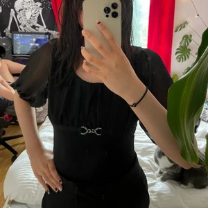 Svart Tröja med "Puffiga" Ärmar - Svart Tröja med svart material som lyser igenom. Storleken är XS men materialet är väldigt stretchigt. Vet tyvärr inte märket då den är köpt second hand☺️