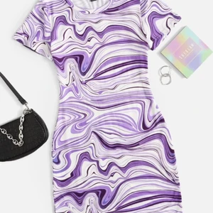 Super fin och bekväm klänning från shein! - Säljer en då jag råkade beställa 2 exakt likadana. Så ena är helt ny & oanvänd. Köpte för 89kr, mitt pris är 60kr💖stretchigt och väldigt behagligt material! Passar M-Xl skulle jag säga.