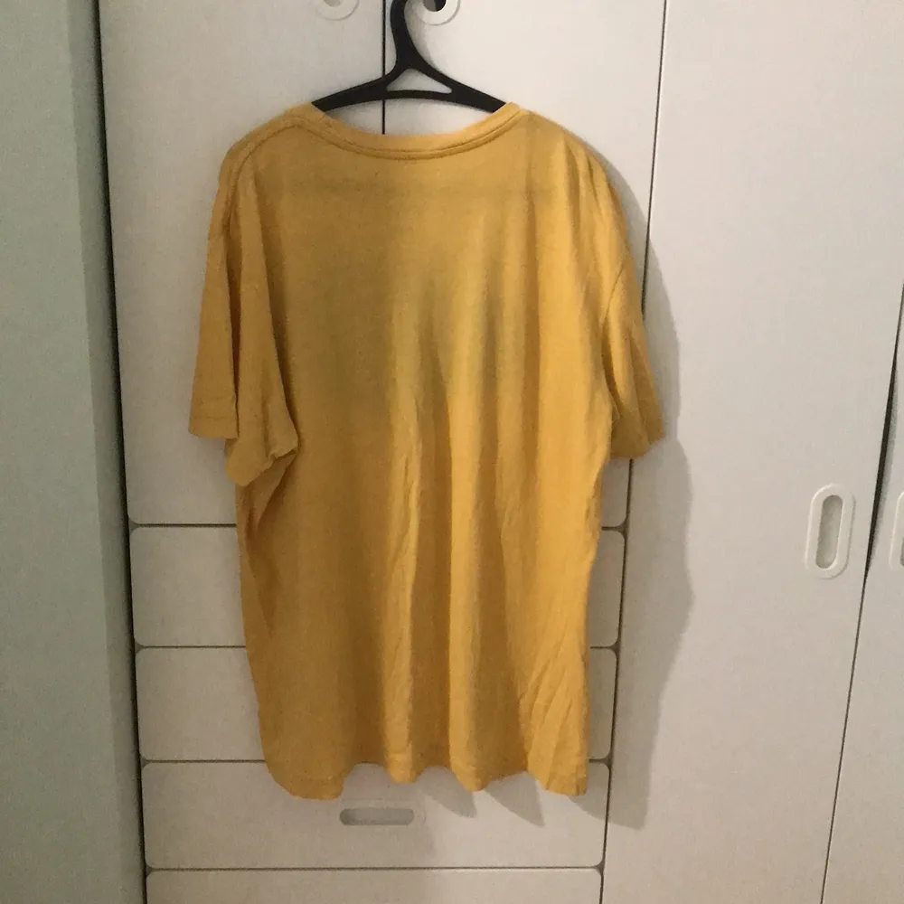 En gul t-shirt från märket American Eagle. Gissar på storleken L eller så, men jag bär den bara oversized på bilden. Säljer då den inte används. Inga defekter eller så 💛. T-shirts.