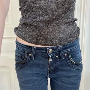 svincoola lågmidjade jeans med mörktvätt och läderdetaljer från timezone! säljer då det inte kommit till nån användning, men verkligen perfekta till hösten❣️ skriv för mer info 🫶