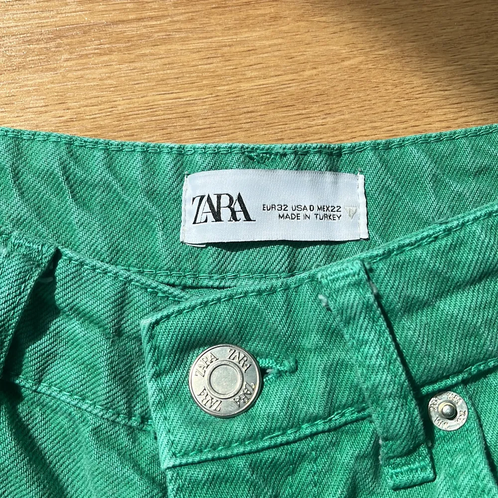 Ett par gröna zara byxor, jätte fina, bara änvända två gånger. Jeans & Byxor.