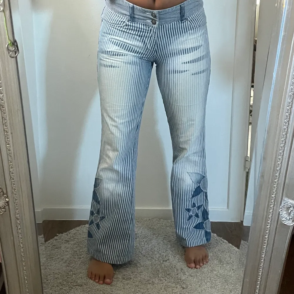 INTRESSEKOLL! På mina favorit byxor som tyvärr börjar bli för små. Superfina randiga jeans med patchwork detaljer i form av blommor. Sköna och i väldigt bra kvalité (inga fläckar, noppror eller hål). Vid intresse startar jag budgivning exklusive frak 🥰. Jeans & Byxor.
