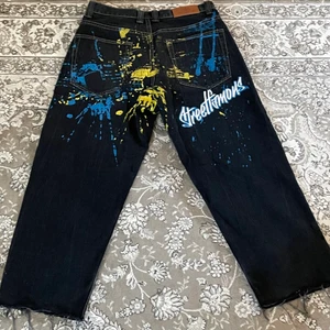 Baggy jeans - Jeans med mörk tvätt och tryck på baksidan. As balla och unika! (Köparen står för frakten) 