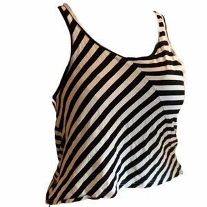 Randigt Asymmetriskt linne - Snyggt randigt asymmetriskt linne från monki. Storlek sx, men passar S. Bra skick🌸